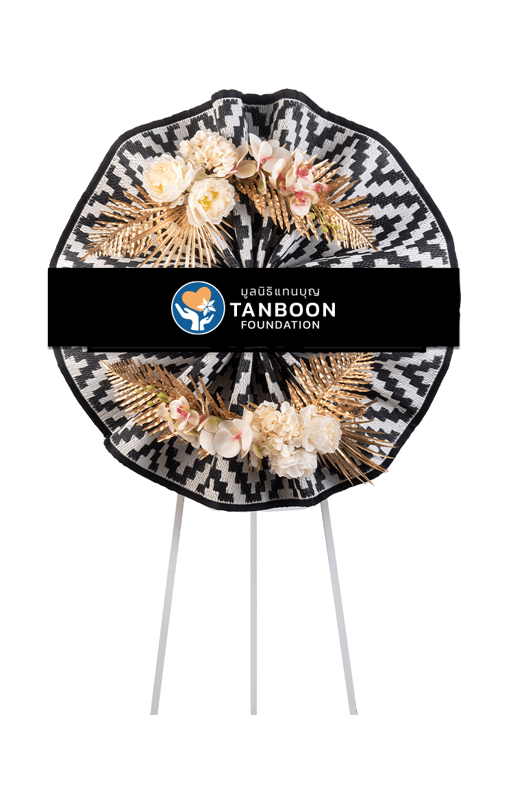 พวงหรีดเสื่อพลาสติก TLM02 โทนสีขาวดำ ขนาด 100x100 cm ประดับด้วยดอกไม้ประดิษฐ์ โทนสีขาวครีมและชมพู 4 ชนิด