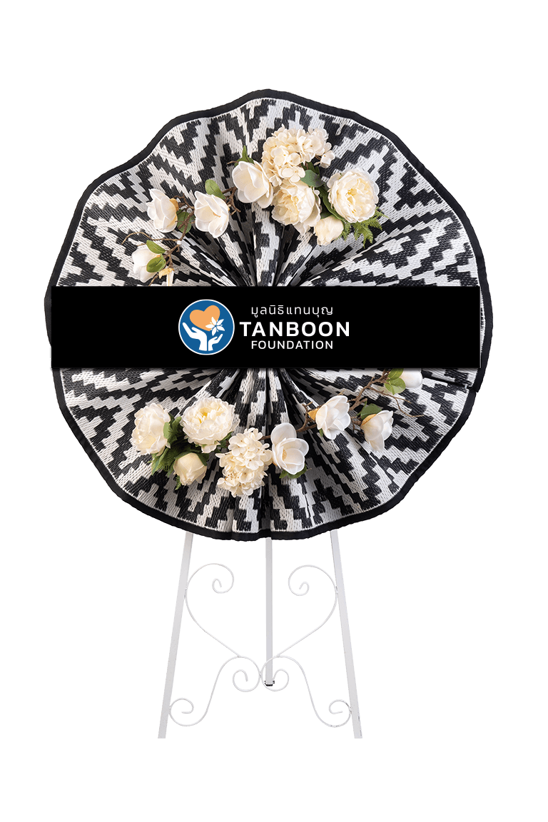 พวงหรีดเสื่อพลาสติก TLM01 โทนสีขาวดำ ขนาด 100x100 เซนติเมตร ประดับด้วยดอกไม้ประดิษฐ์โทนสีขาวครีม 3 ชนิด